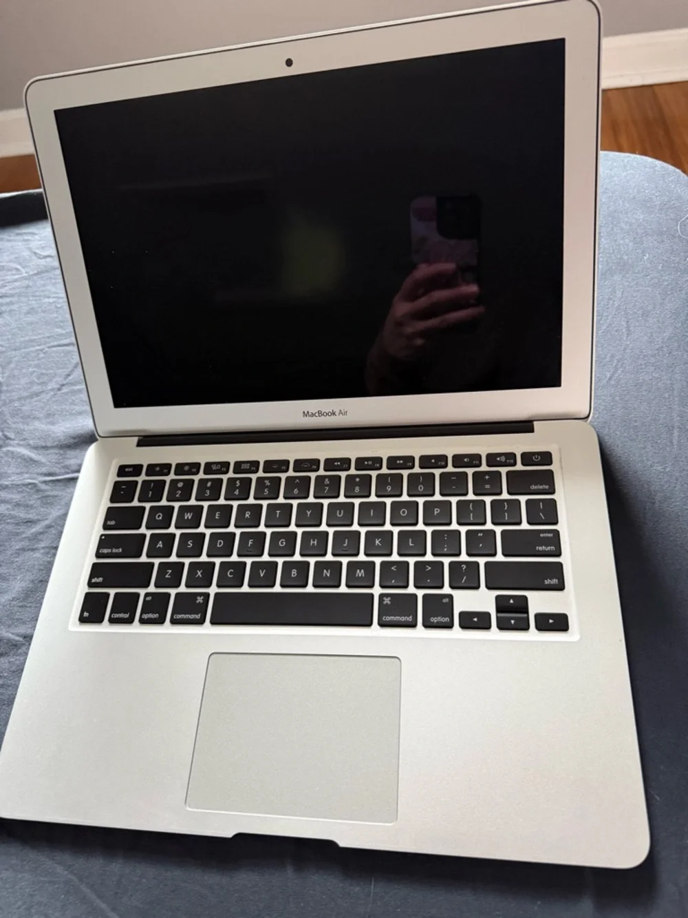 Apple MacBook Air 13’Aluminum Silver Top-View
